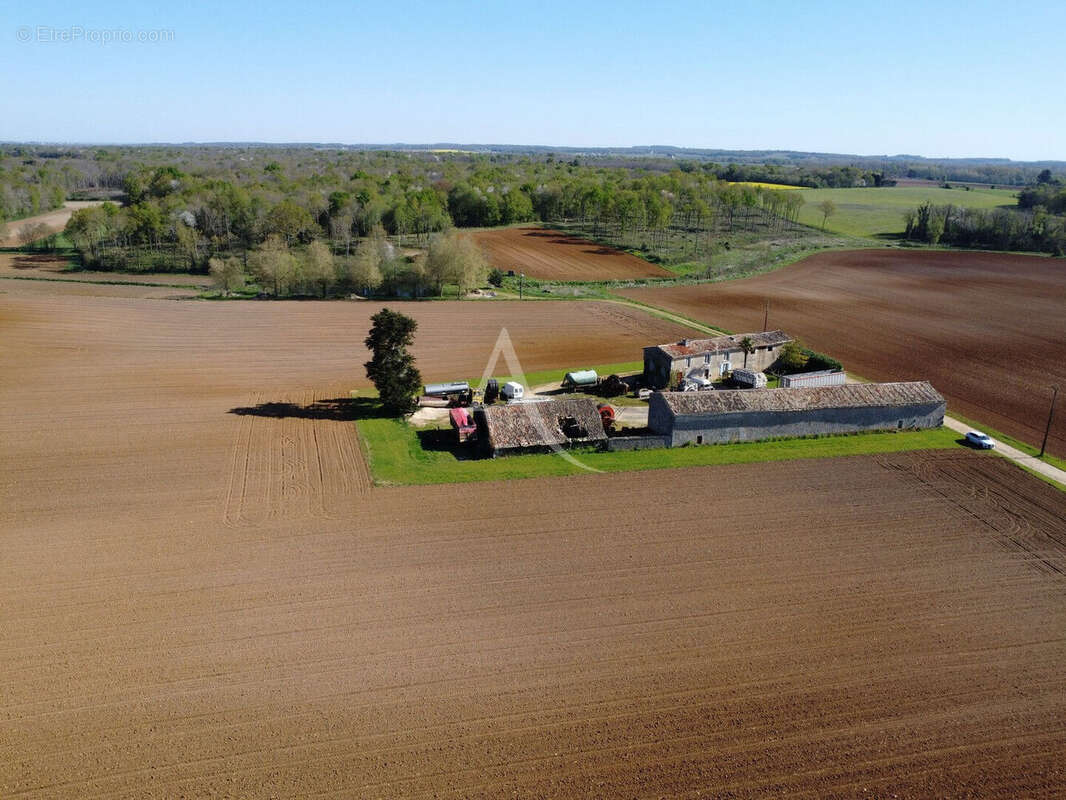 Maison à SAINT-GENIS-DE-SAINTONGE