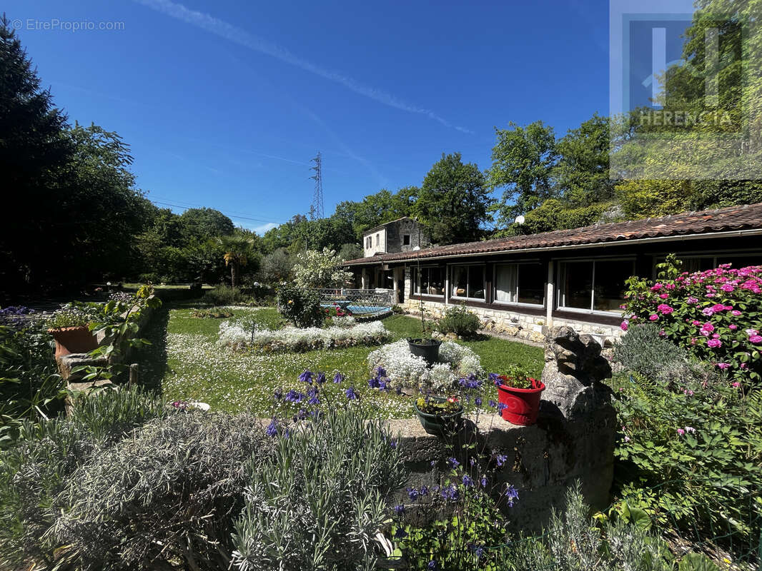 Maison à PUYMOYEN