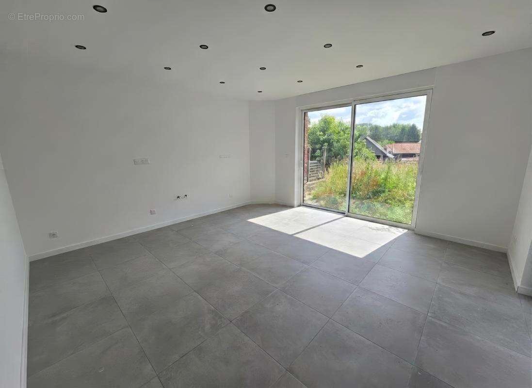 THIANT (59) -  Vente maison INDIVIDUELLE rénovée avec 2 chambres , cour , terrasse et terrain clos  - photo 2