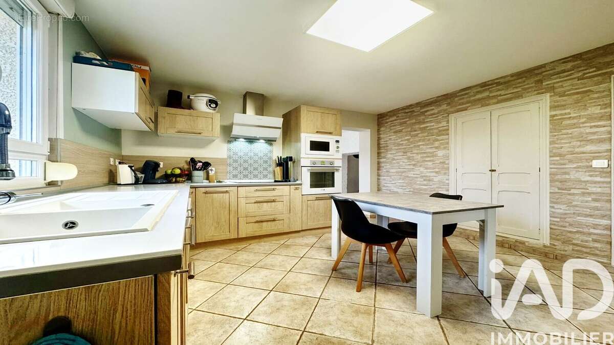 Maison 122 m² à Vienne-Le-Chateau  - photo 4
