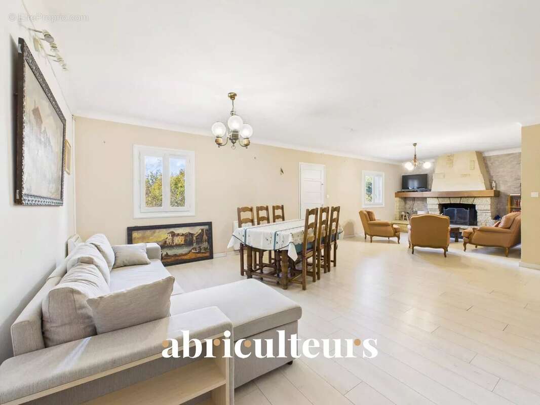 Maison à LA ROQUE-D&#039;ANTHERON