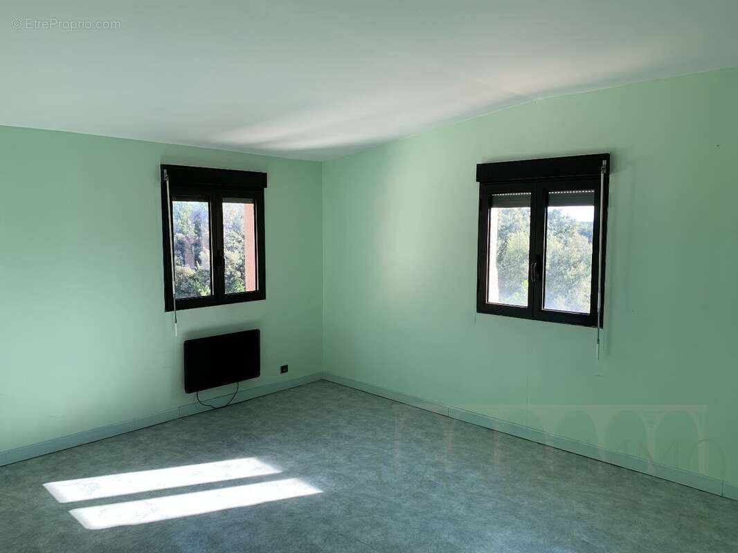 Vue dominante  1 415 m²  piscine  une propriété à révéler - photo 16