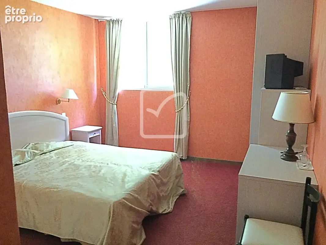 Propriété avec vaste demeure de 1200 m2, tennis, héliport au coeur d’un parc arboré - photo 8