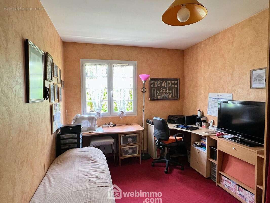 ... une deuxième chambre de 11 m² également avec placards et vue sur le jardin... - Maison à FENEU