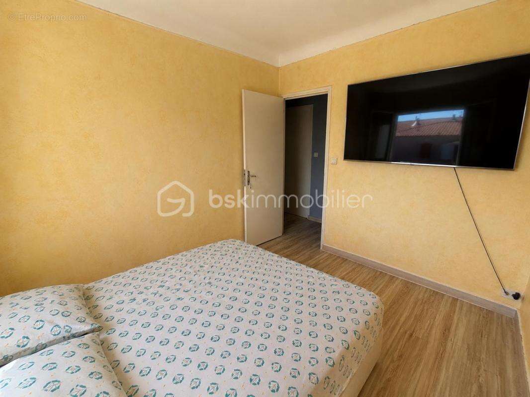 VIAS – Maison 3 faces avec extérieur, stationnement et 3 chambres, à 2 km de la plage ! - photo 10