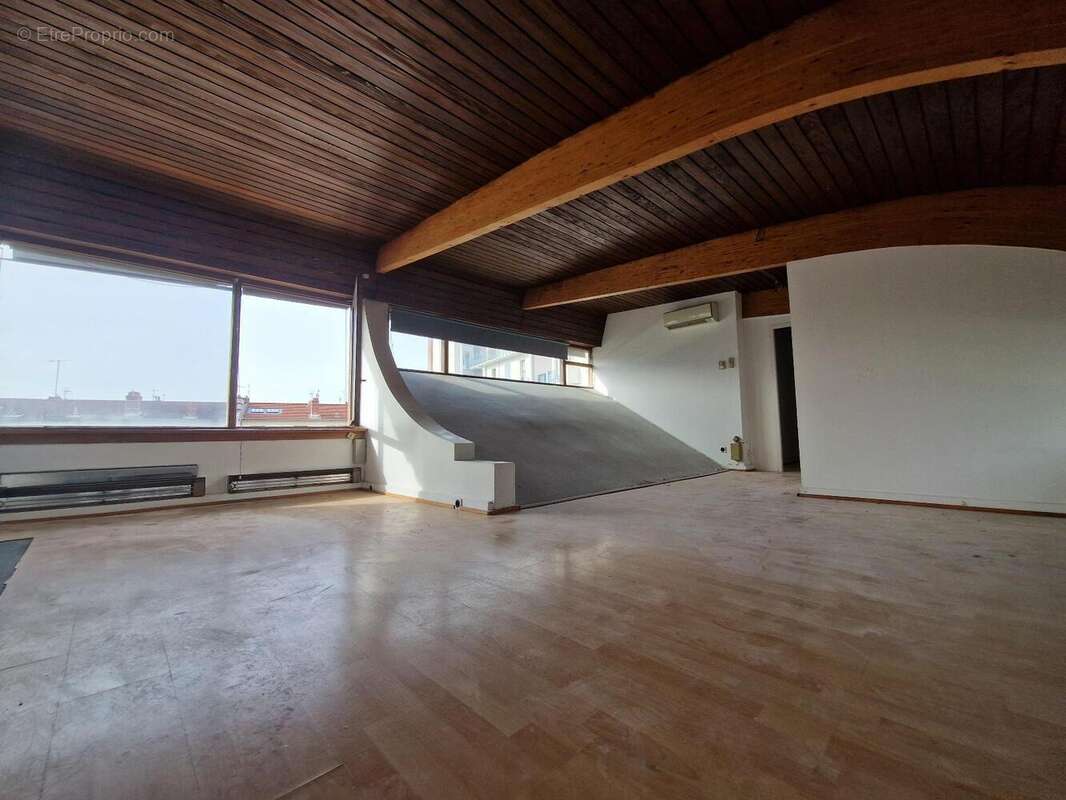   - Commerce à LYON-7E