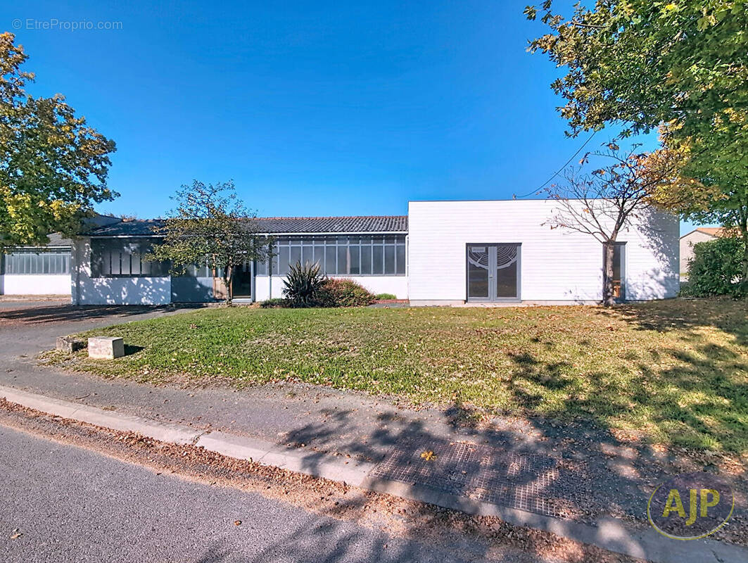 Commerce à MONTAIGU