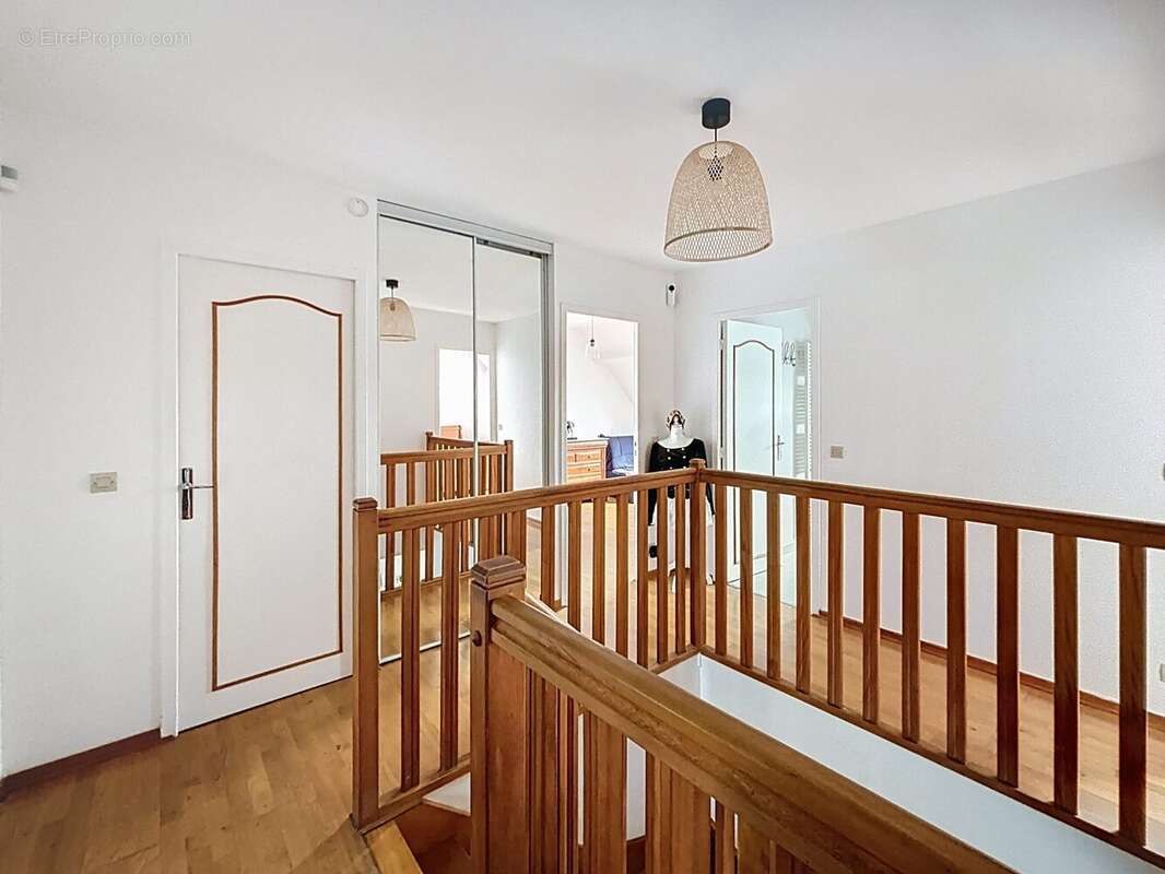 Palier. - Maison à SACLAY