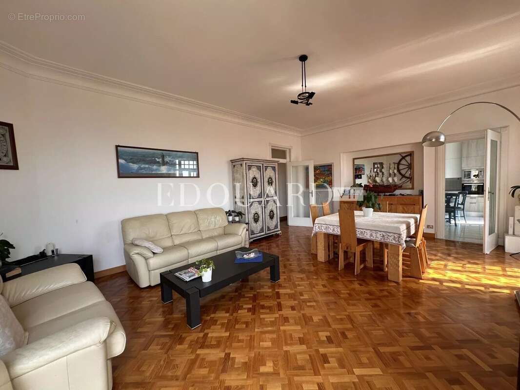 Vaste trois pièces à vendre avec belle vue sur la ville jusqu’à la mer, en plein centre de Menton - photo 16