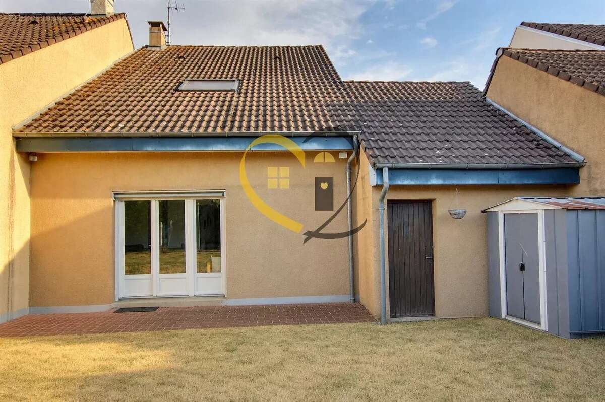 Maison Mehun sur Yèvre  85 m² – 3 chambres – Jardin clos et garage – 122 900 € - photo 2