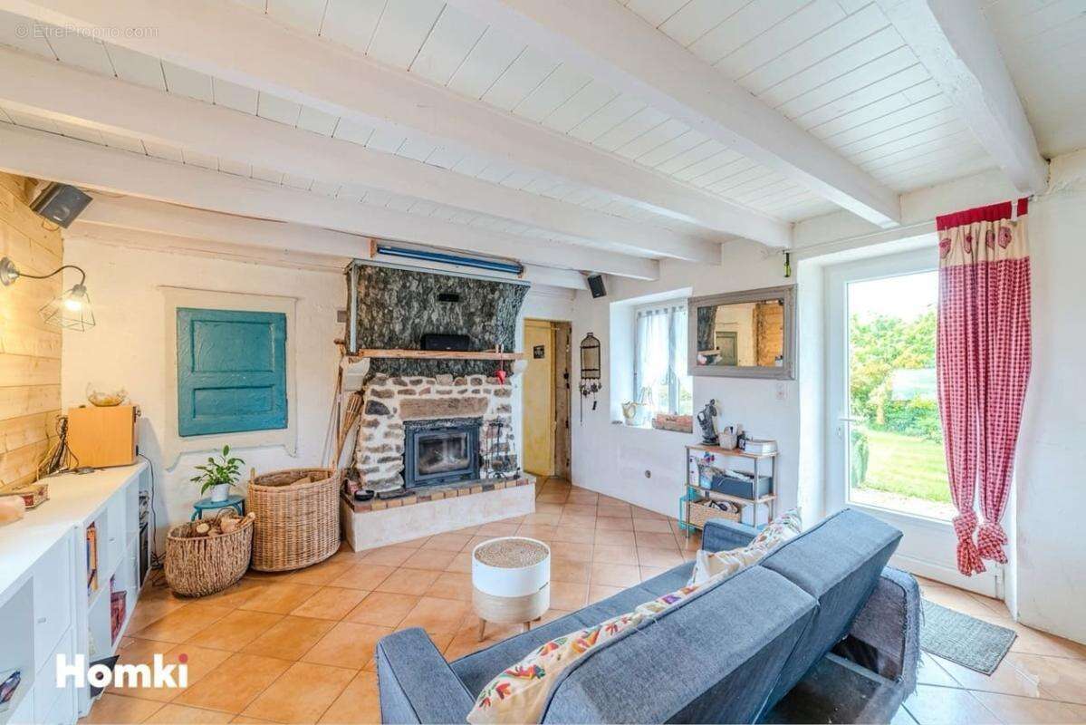 Maison à SAINT-CLEMENT-DE-VERS