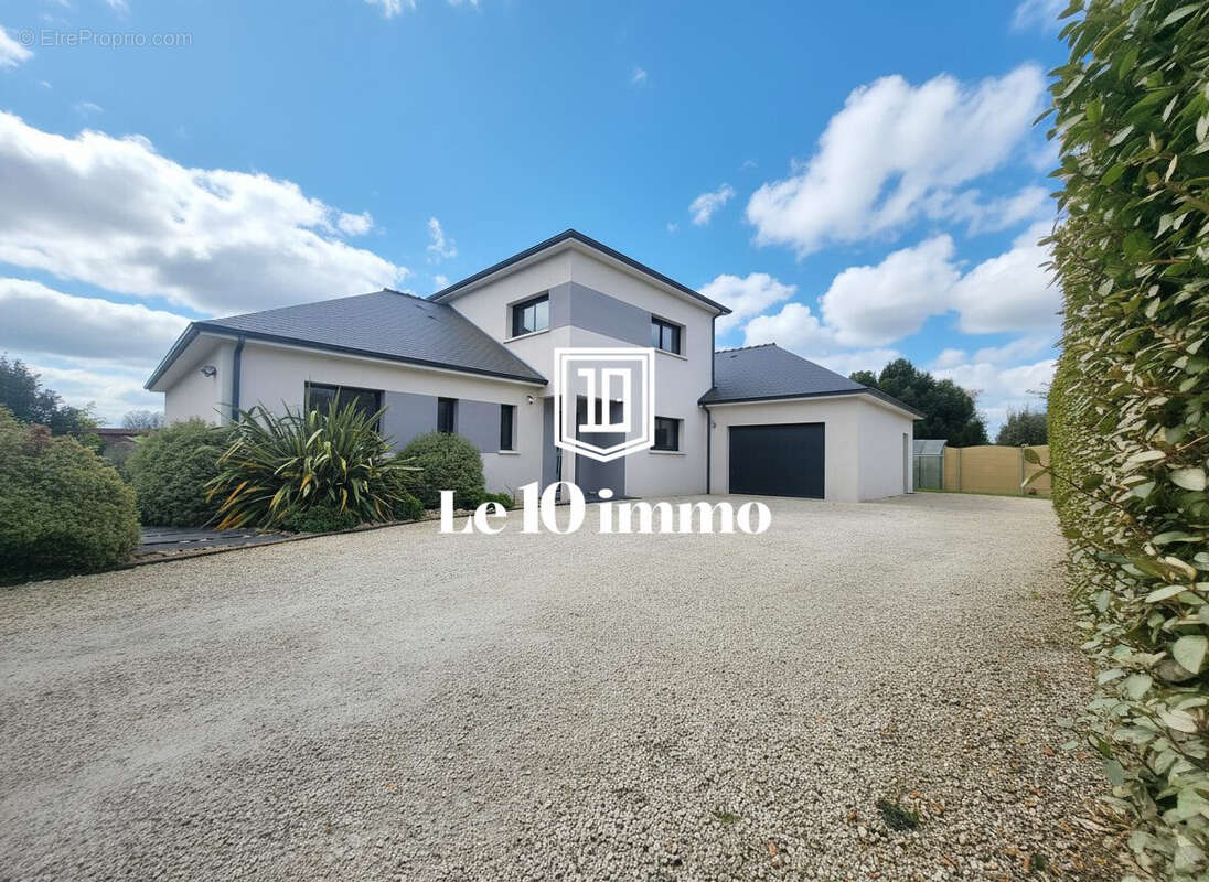 Extérieur - Allée - Maison à DISTRE