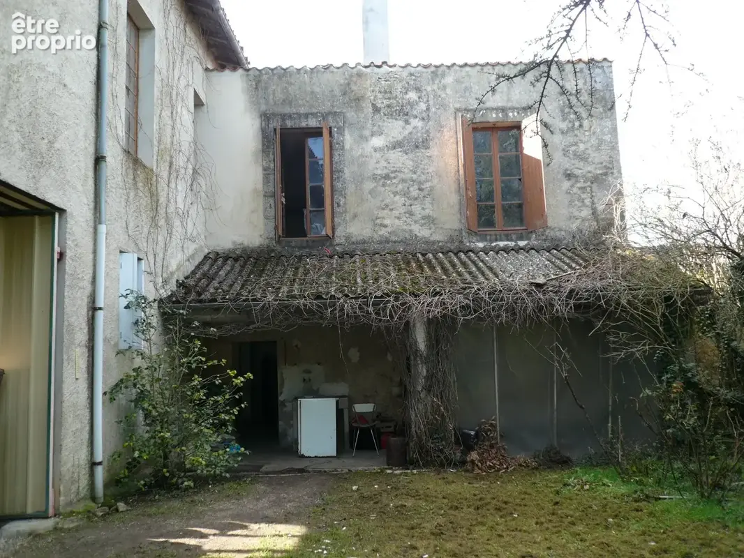  BURIE (17) A Vendre CORPS de FERME et Ses Nombreuses Dépendances  - photo 4