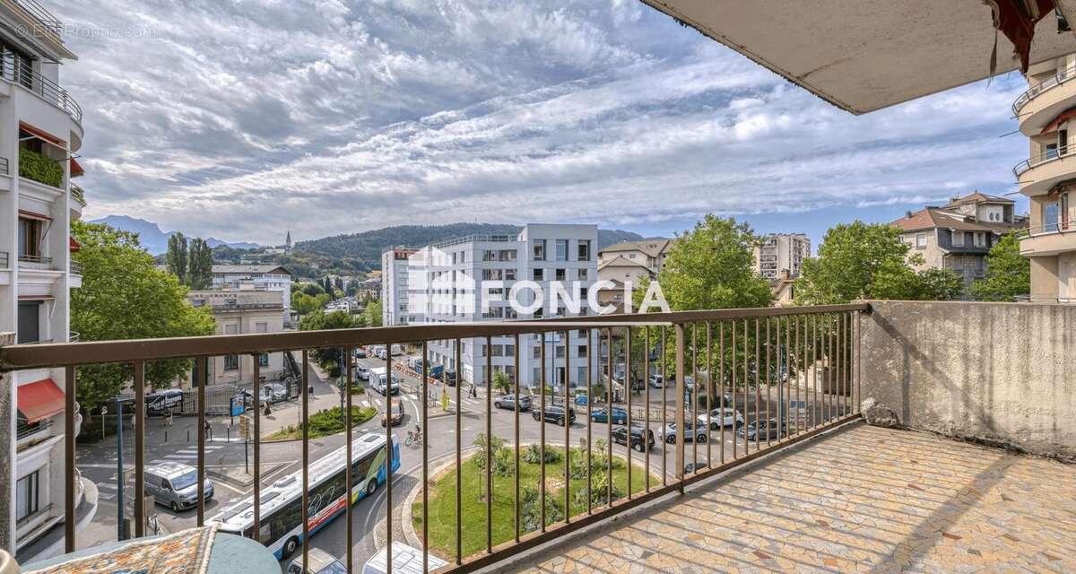 Annecy – Avenue du Rhône – Grand appartement 3 pièces de 101,89 m² avec balcon en L et vue dégagée - photo 2