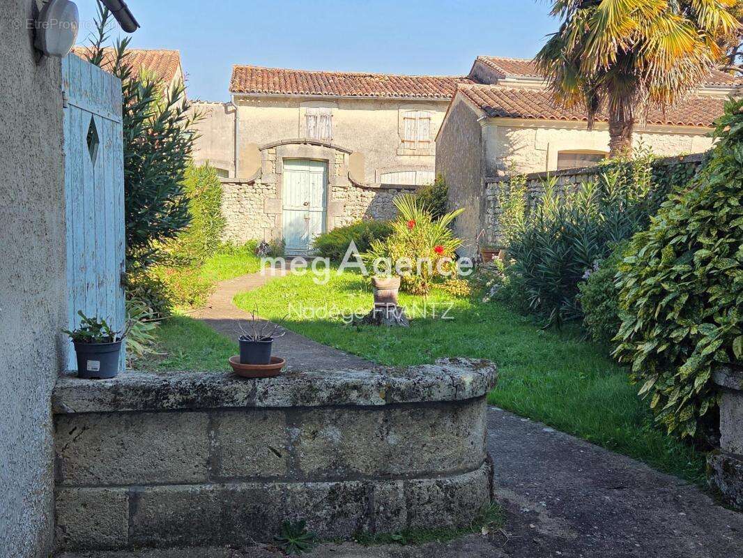 Maison à SAINT-JEAN-D'ANGELY