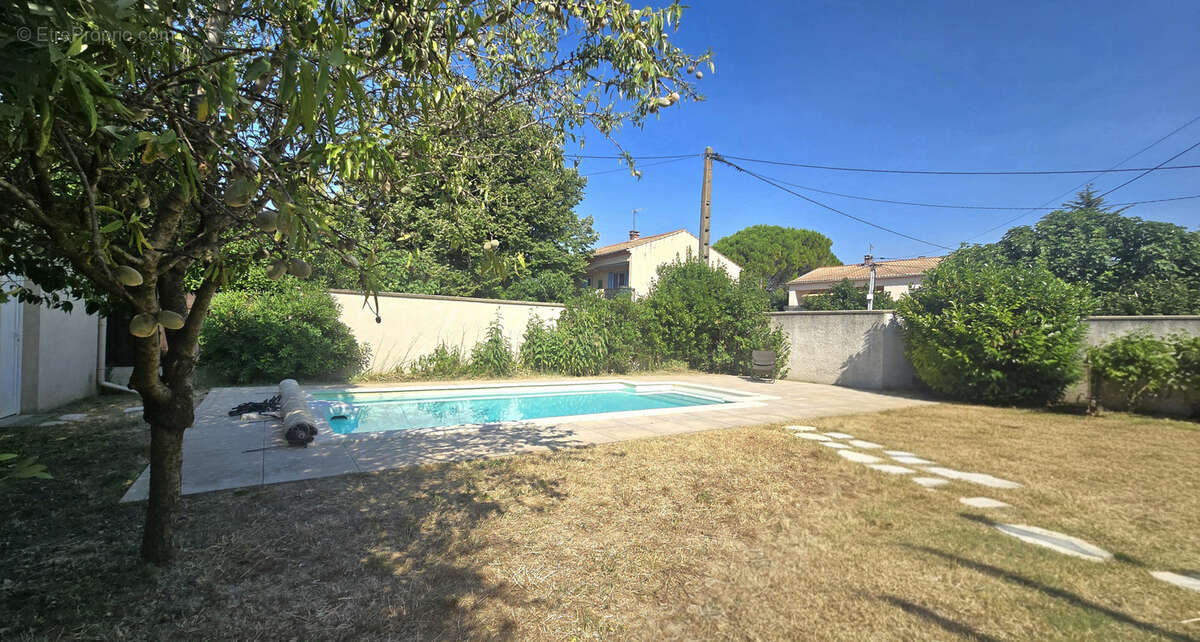 Maison à ENTRAIGUES-SUR-LA-SORGUE