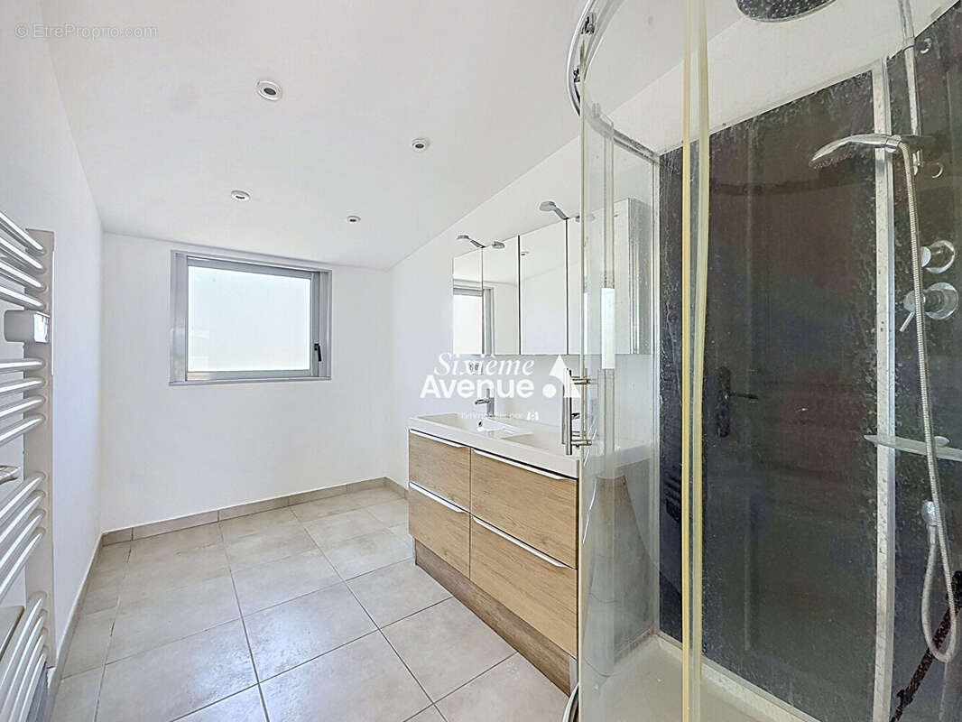 A Vendre Grasse Sud 4 pièces 78m², dernier étage avec terrasse sur toit. Vue dégagée - photo 7