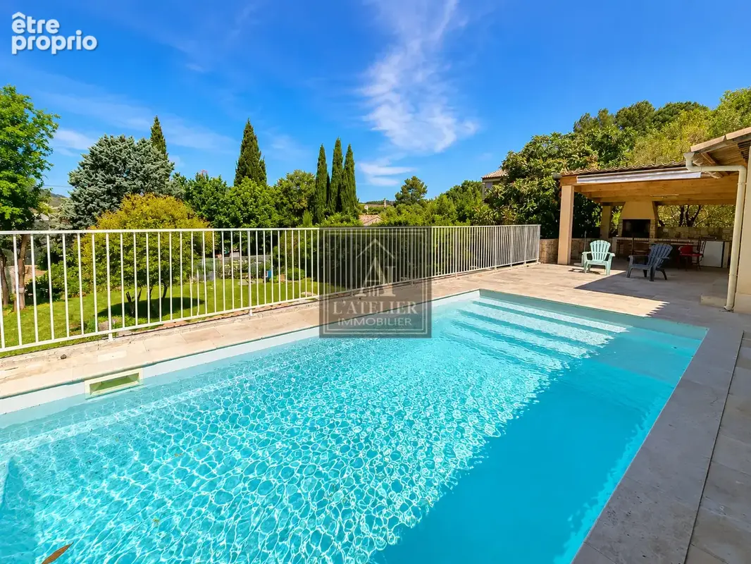 Maison de plain-pied d'une superficie de 136 m2 avec piscine sur une parcelle de 2000 m2 - photo 4