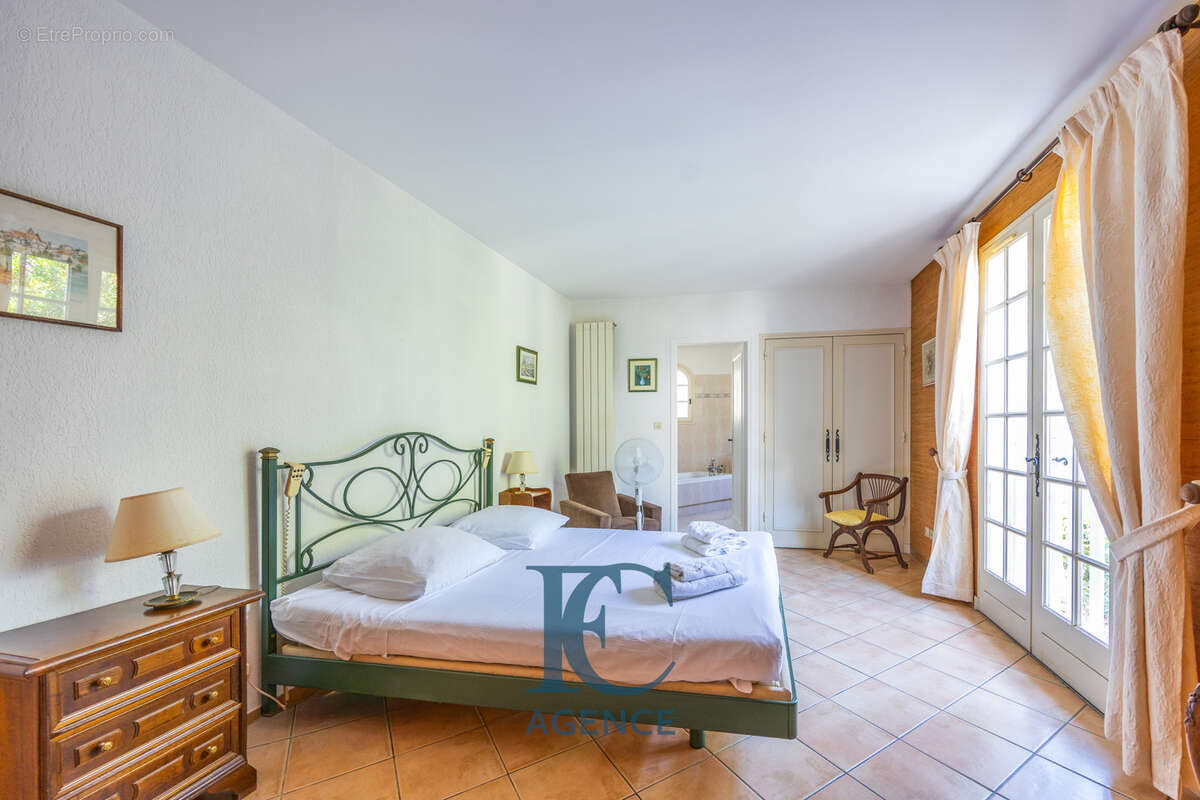 Maison de 190 m2 au coeur de la pinède de La Cride - photo 8
