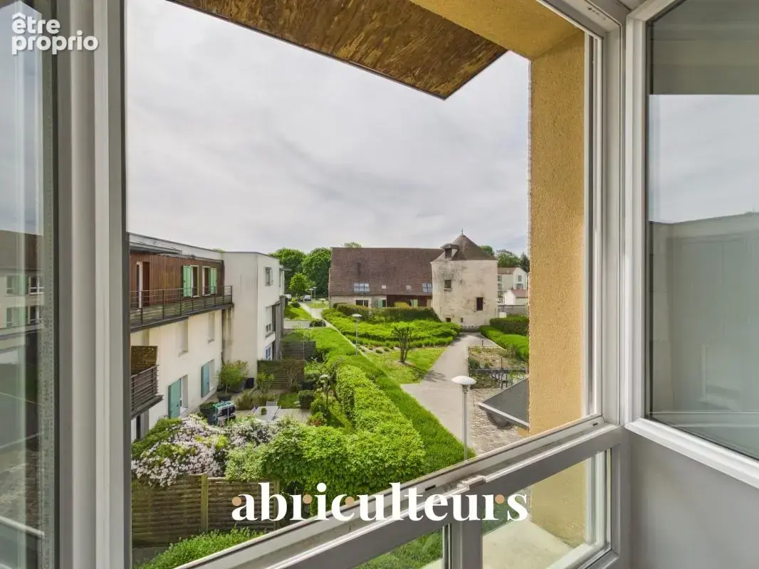Survilliers : T2 d'exception au dernier étage — Baigné de lumière, vue dégagée sur le pigeonnier - photo 2
