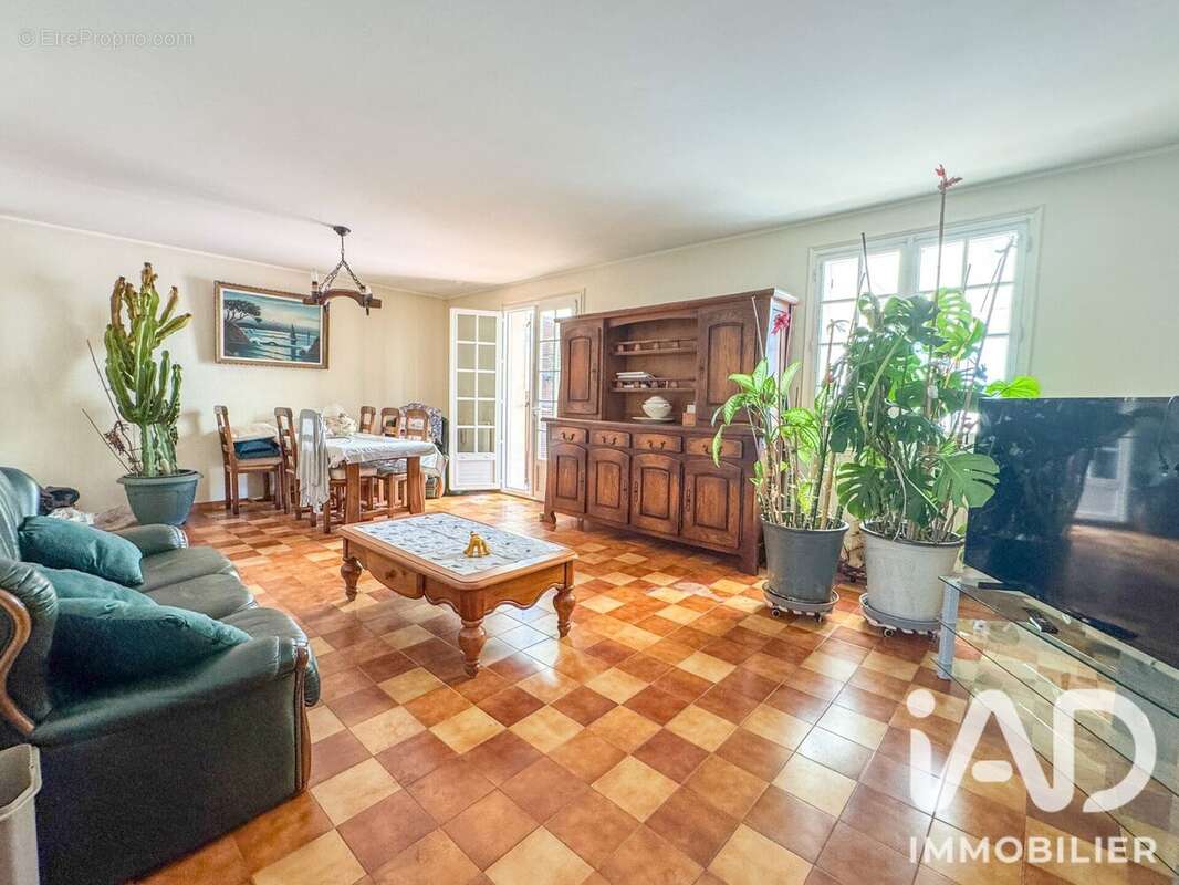 Maison 128 m² à Saint-Jean-Les-Deux-Jumeaux  - photo 8