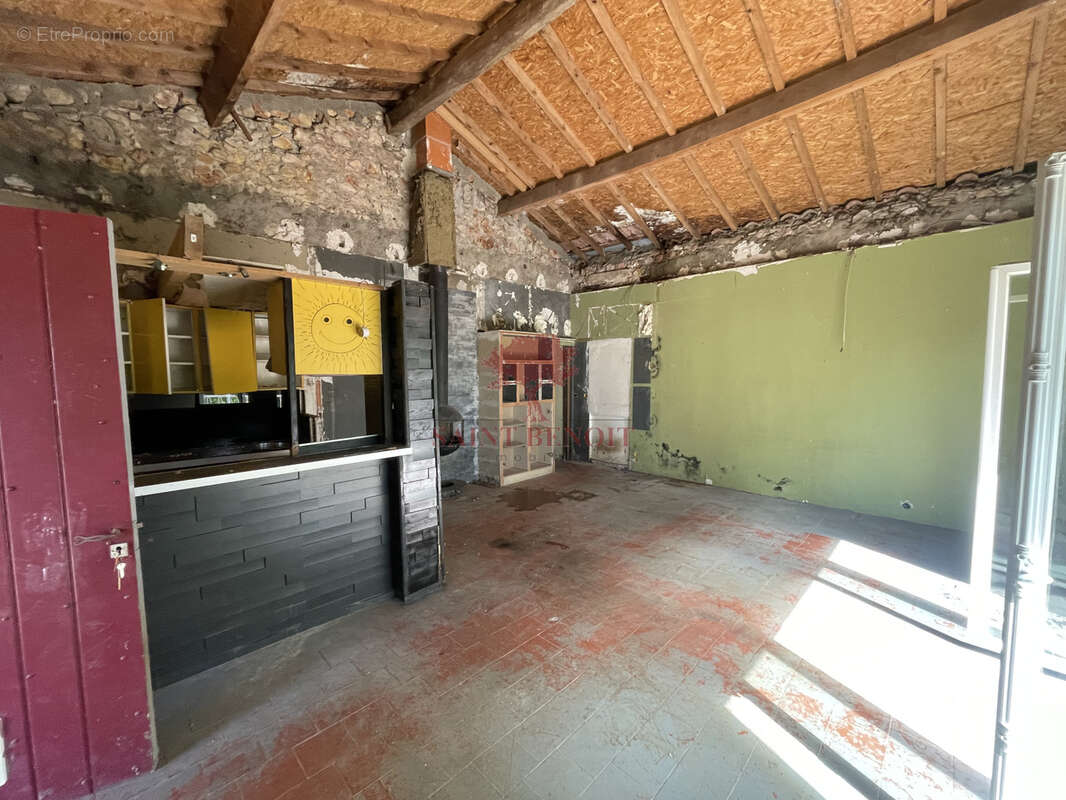 Maison de type t3 sur 2 niveaux et un appartement de type t2 sur une parcelle arboree de 6069m2 avec un bassin - photo 8