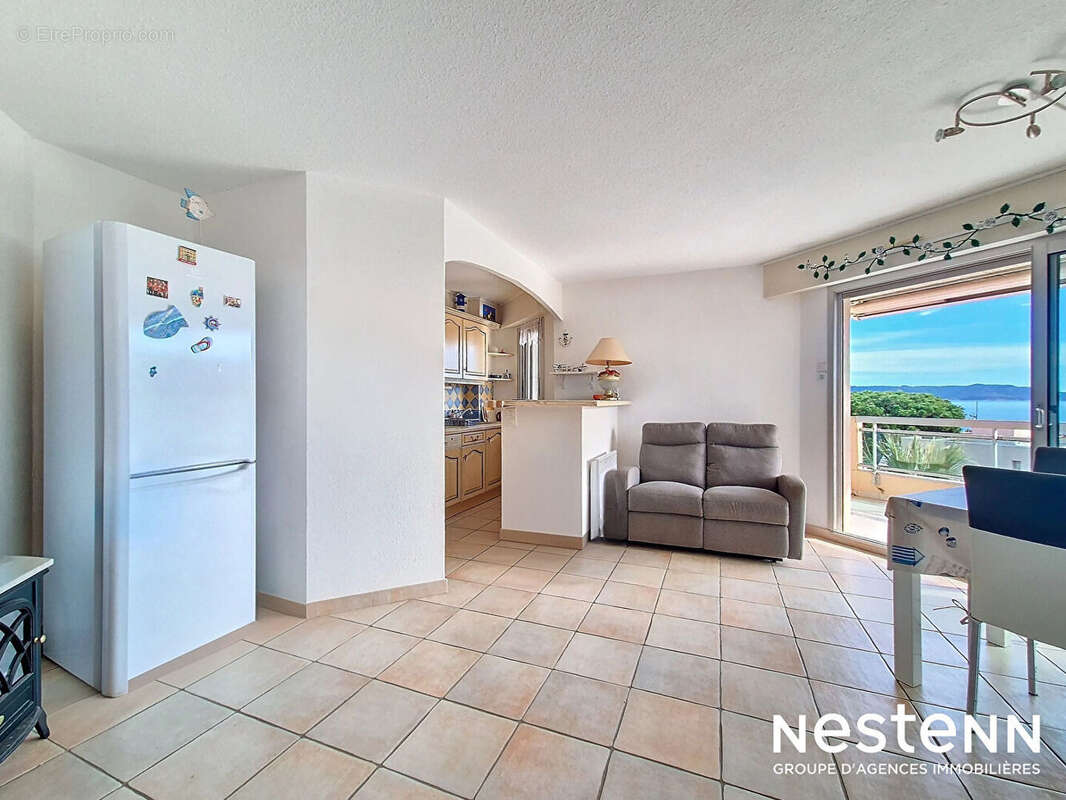 Appartement vue mer Cavalaire-sur-Mer 3 pièce(s) 67 m2 (50,54 + 16,9 m² loi carrez ) avec terrasse, garage et place de stationne - photo 16
