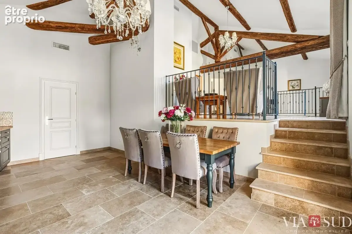 Une maison idéale pour profiter d'un environnement paisible tout en bénéficiant de beaux volumes et d'un extérieur propice à la  - photo 4
