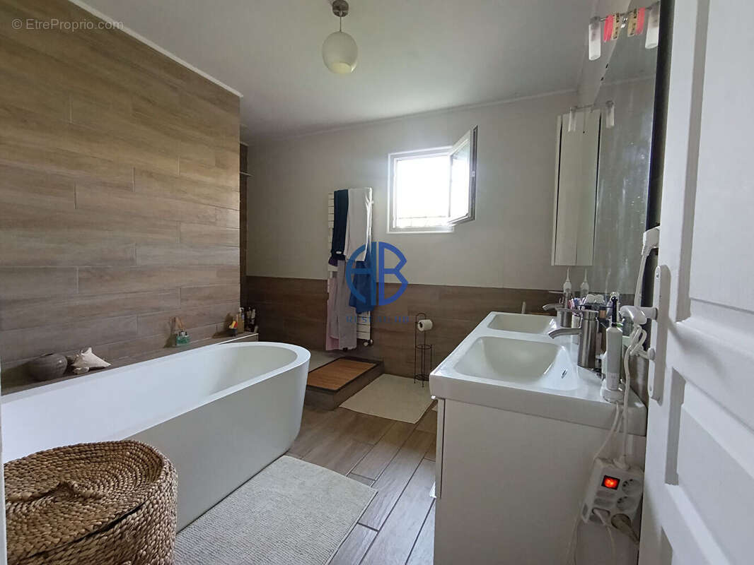 À Villa avec piscine et vue panoramique à Beausemblant - photo 8