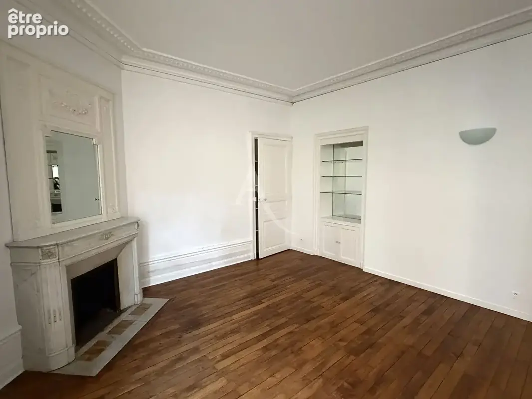 Nantes centre rue Lafayette, très beau T2 bis de caractère de 66 m2 donnant sur cour calme - photo 2