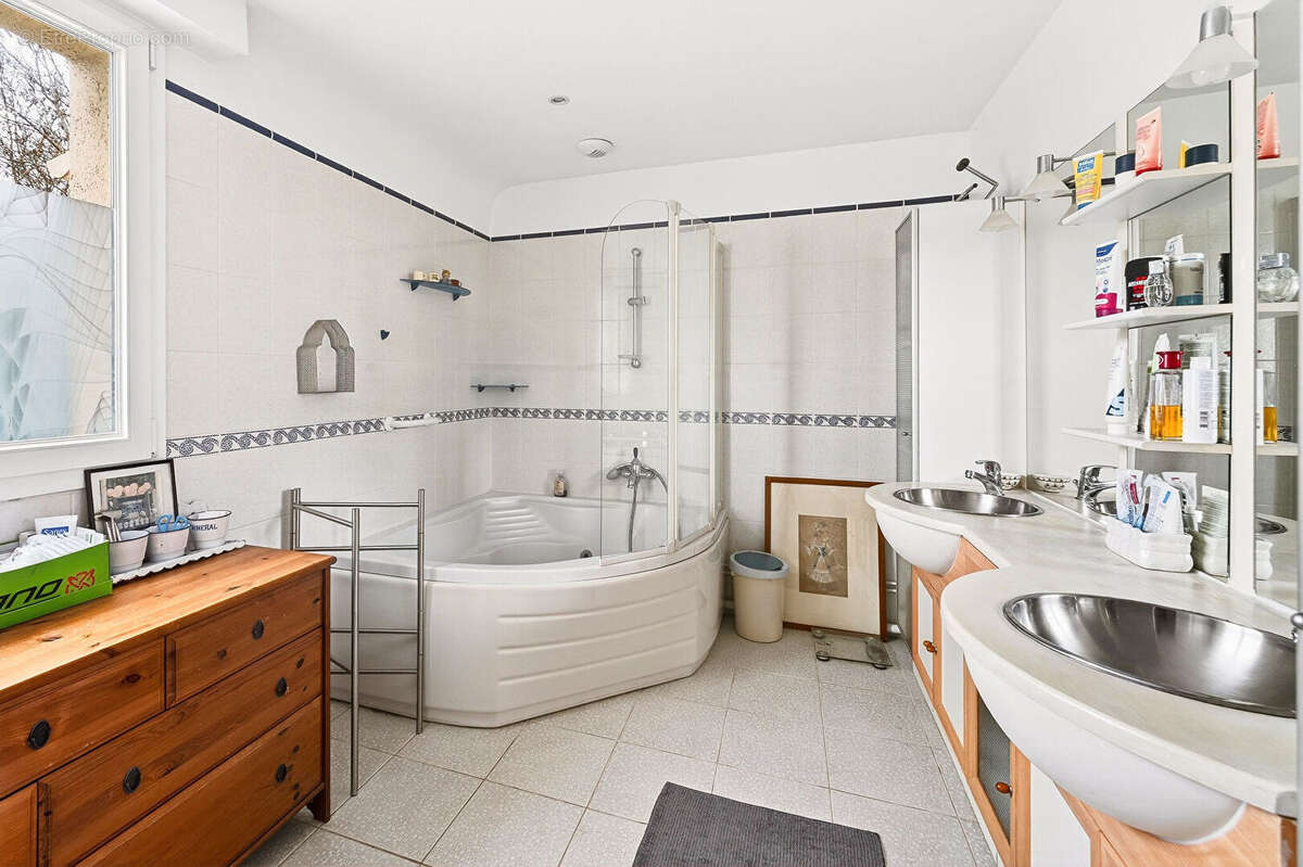 LES LOGES-EN-JOSAS - BELLE MAISON  200M2 sur un terrain arobiré de 1223m2 - photo 11