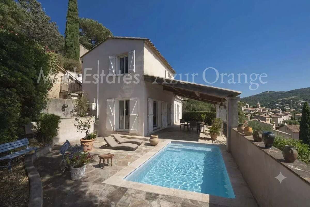 Maison - 2 chambres piscinable et extension possible avec vue panoramique sur le château et village de Grimaud - photo 6