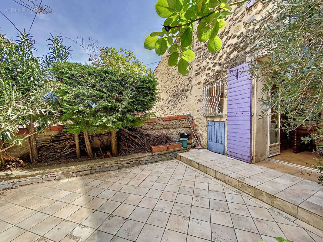 Cuisine sur terrasse, charme. Maison de village provençale 105 m², 5 pièces, terrasse 35 m² - photo 3