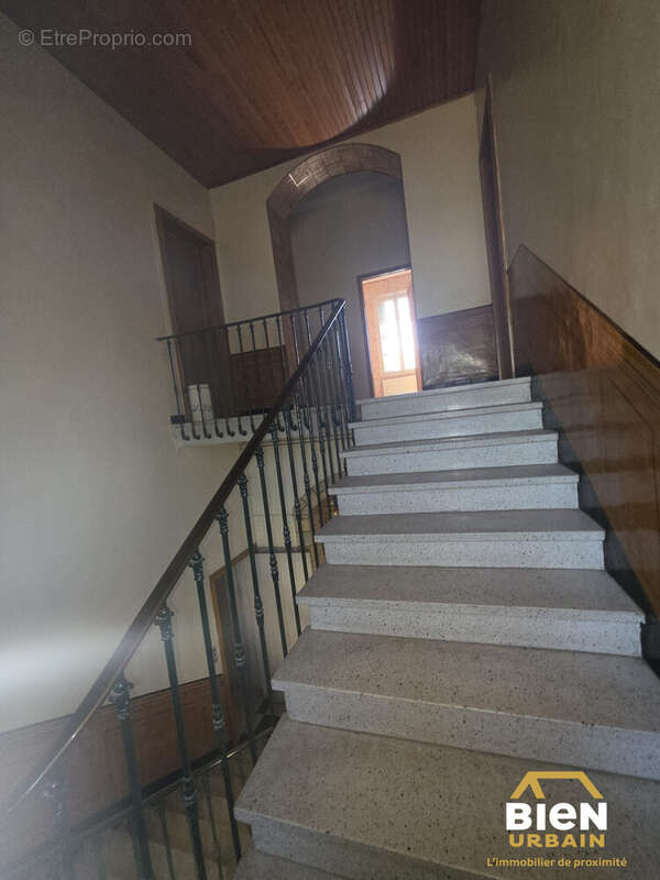 Maison 250 m² à Milhaud  - photo 5