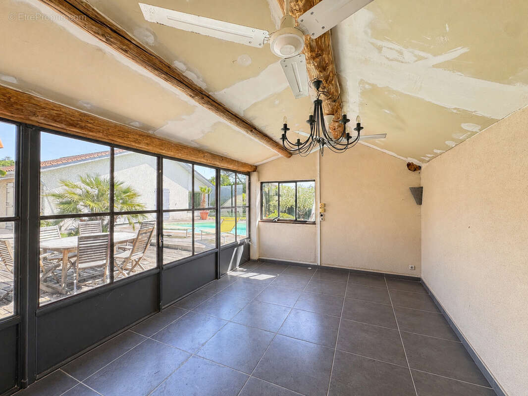 Villa plain pied 160m2 - Piscine - Terrain arboré de 1045m2 - photo 6