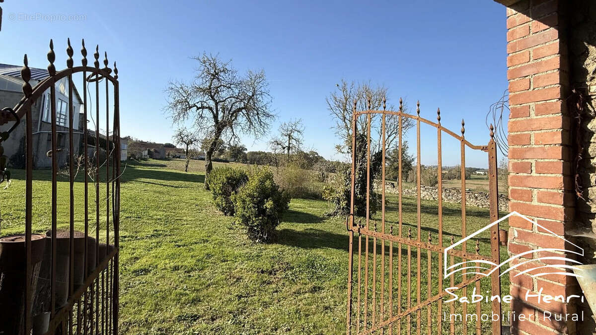 Maison à MIRANDOL-BOURGNOUNAC