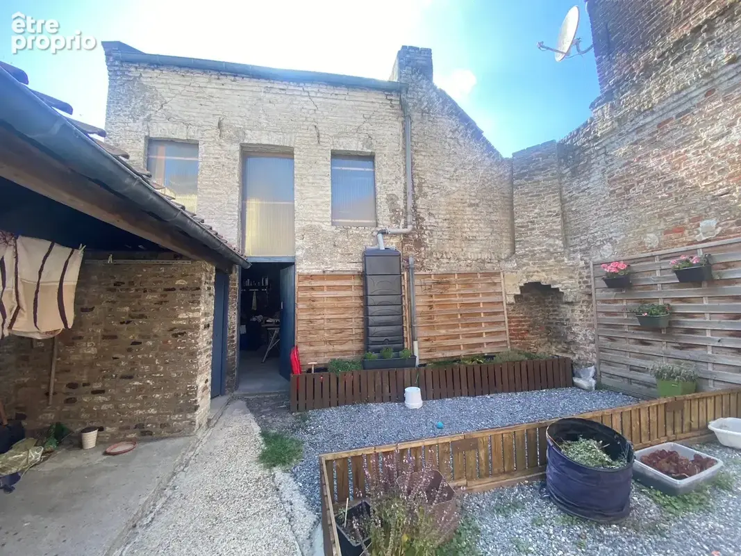 Maison de Ville 2 chambres, 1 bureau, cour et garage - photo 7