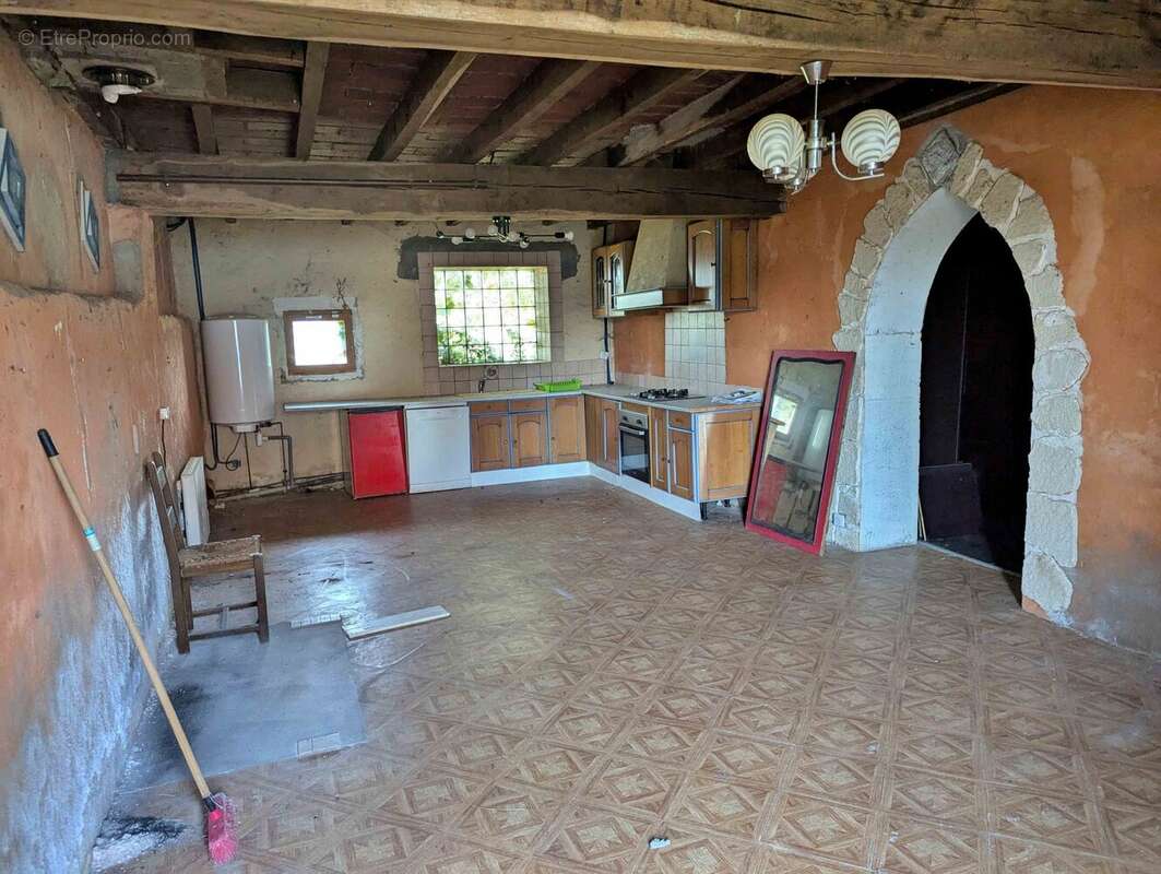 cuisine avec lumière traversante - Maison à DRUYES-LES-BELLES-FONTAINES