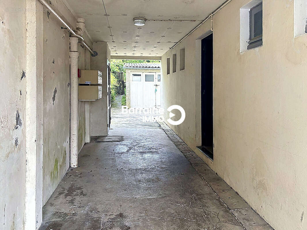 Lorient - immeuble de rapport compose de 6 appartement avec garage et box - photo 4