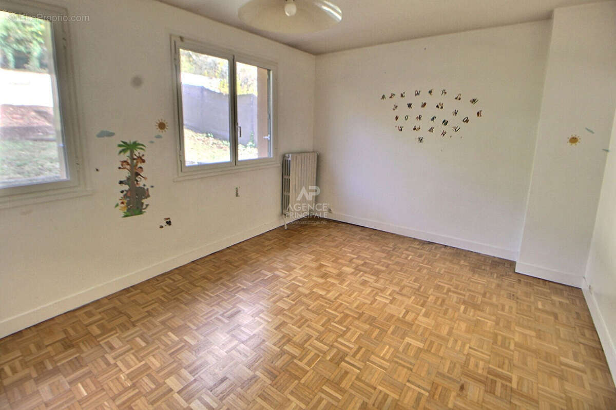 Maison à CHANTELOUP-LES-VIGNES