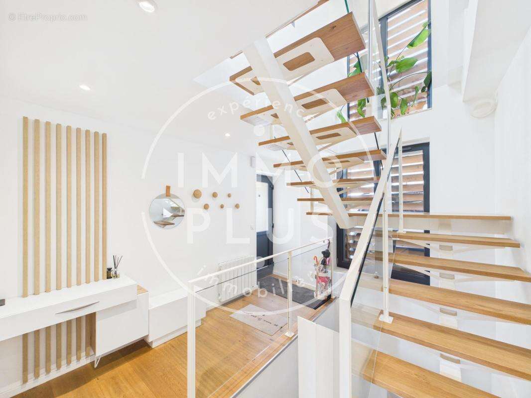 Vente - Maison - 7 pièces + cuisine - 210 m² - 850 000 € - - photo 2