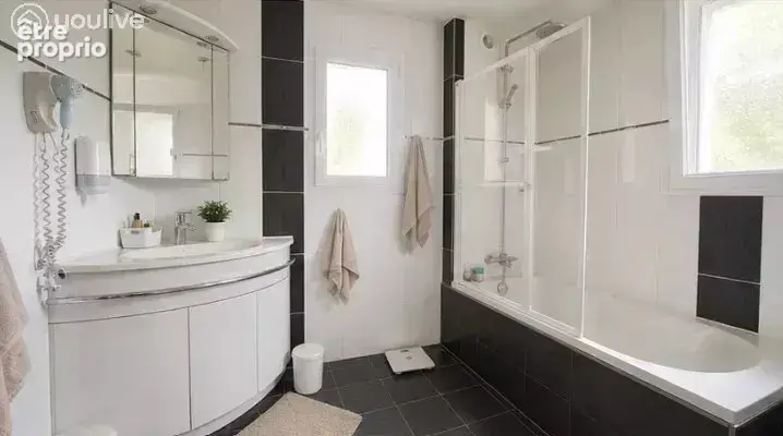 Centre Ville- Saint-Sébastien-sur-Loire – Plain-pied de 195 m² avec studio et bureau - photo 12