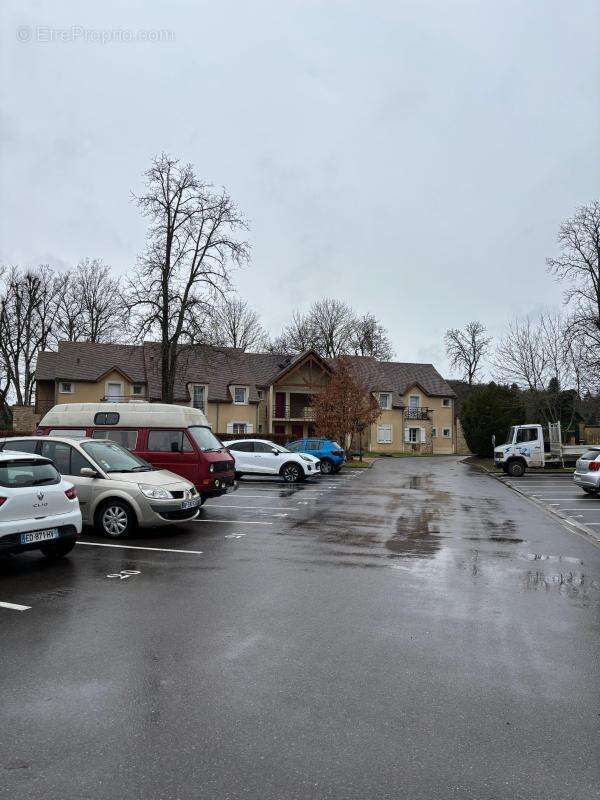 Parking à D'HUISON-LONGUEVILLE