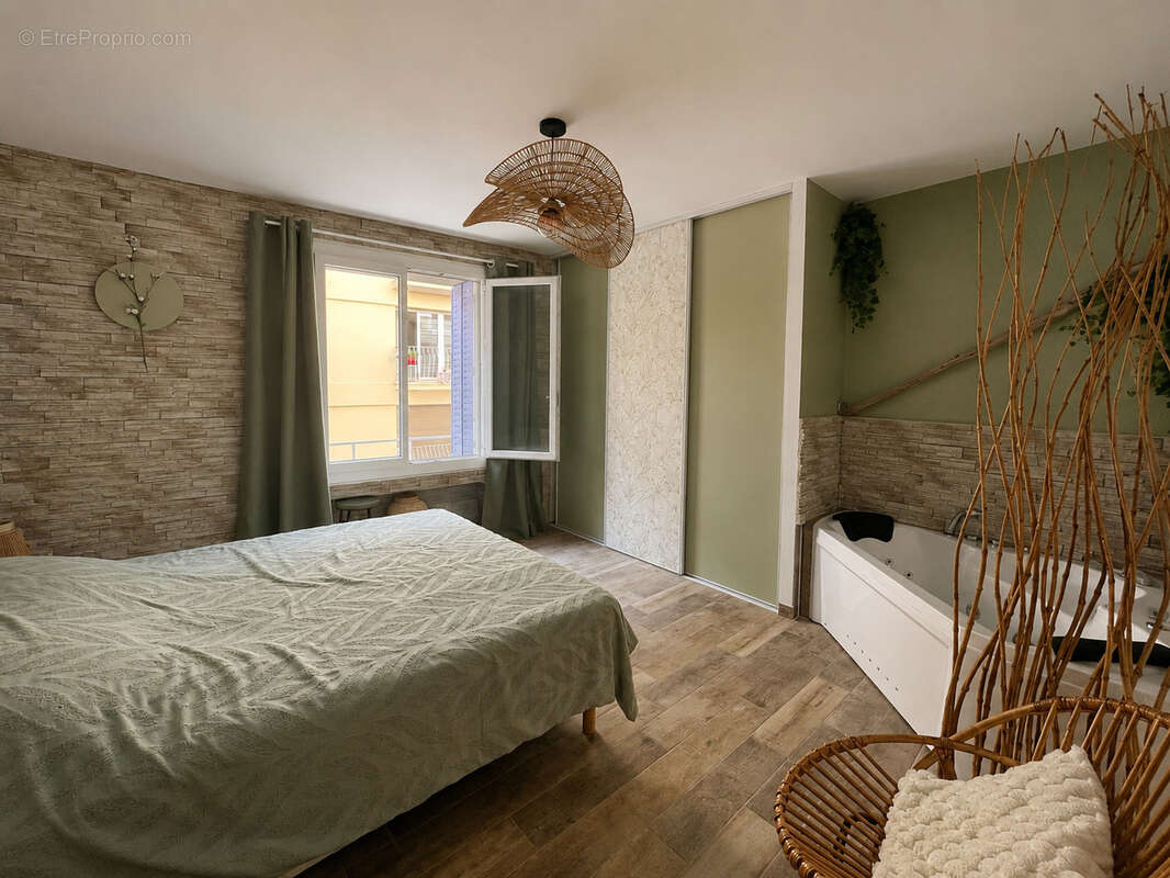 Appartement rénové 78 m2, 2 chambres, cœur historique de Fréjus - photo 5