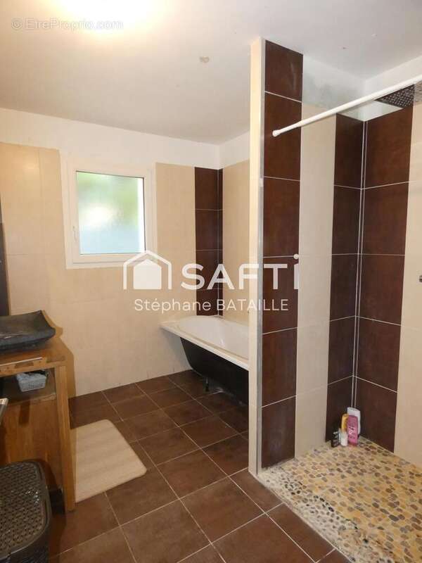 Maison 136 m² à Angliers  - photo 6