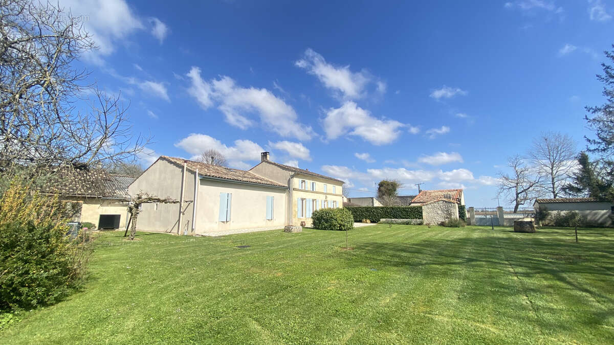 Maison à CHAMPAGNOLLES