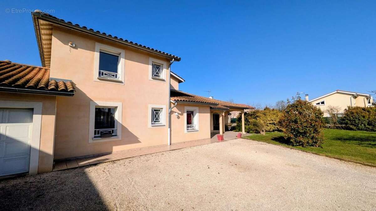 Villa familiale de 212m² - vue Monts du Lyonnais - calme absolu - piscine - grand terrain - photo 19