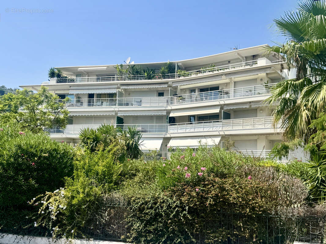 Golfe Juan à 300 m de la plage, vaste trois pièces de 79 m2 avec 52 m2 de terrasses - photo 4