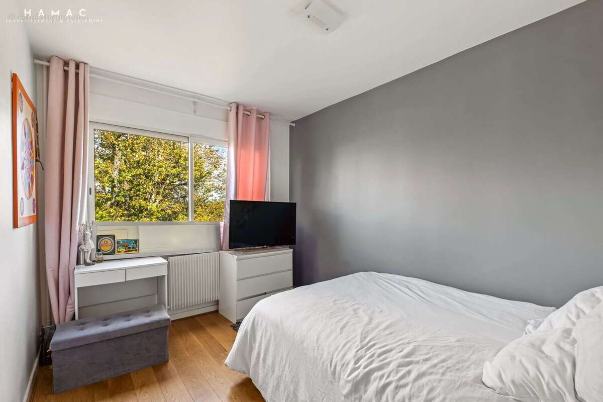 Écully Centre - À vendre - Appartement 5 pièces de 123 m² avec terrasse  - Garage & Place de parking privative - photo 13