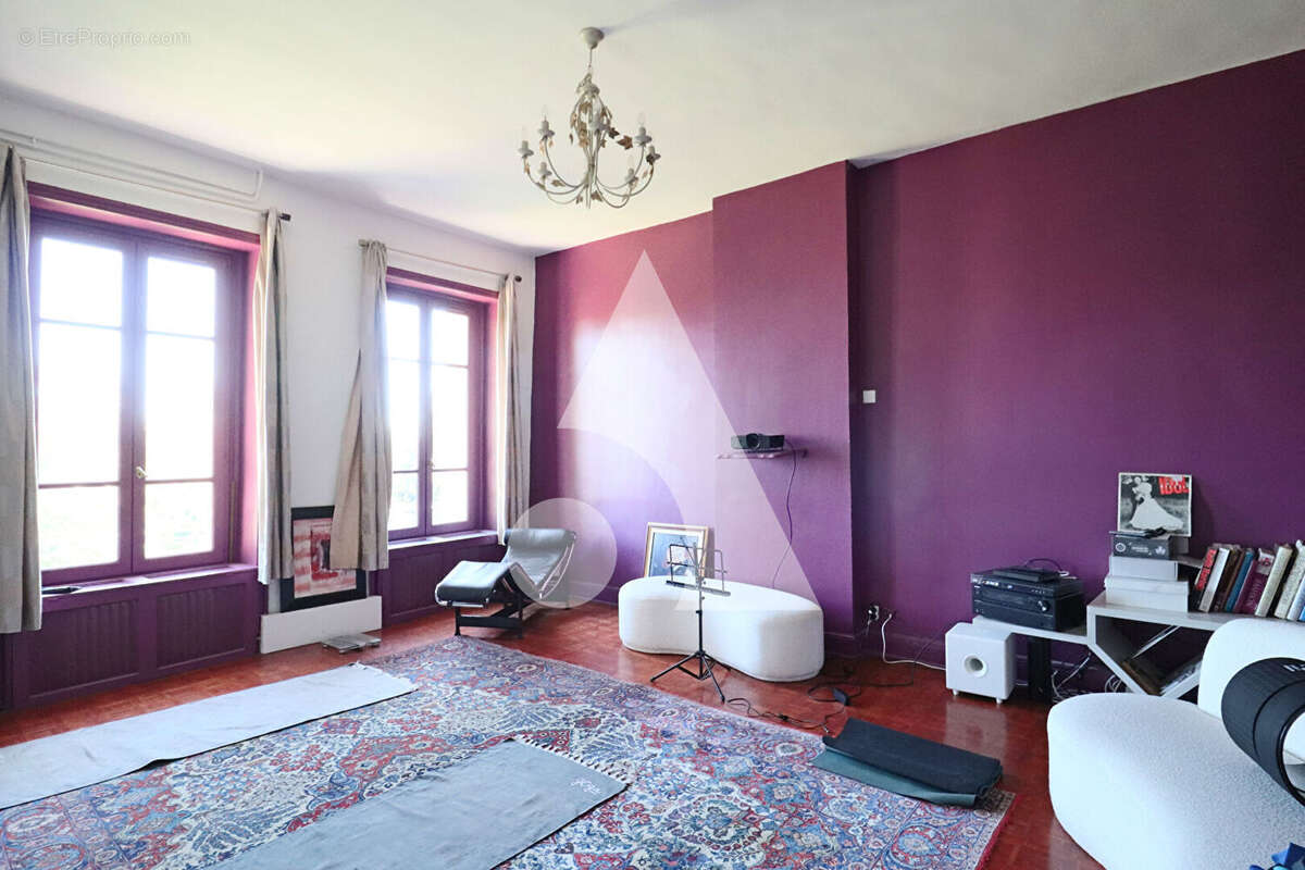 Maison à NEYRON